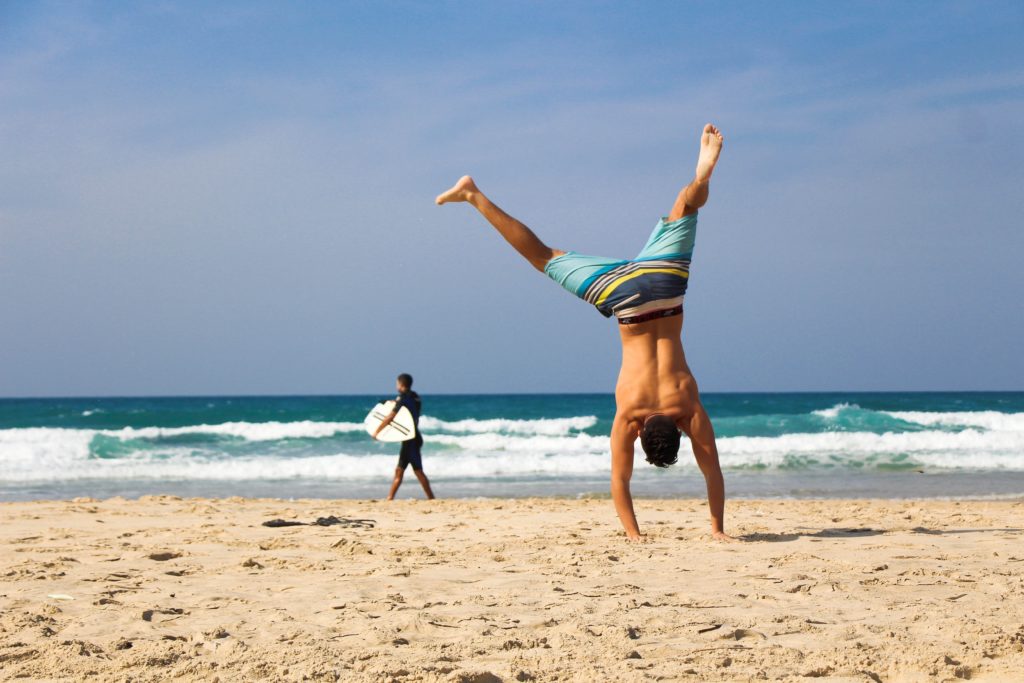 Handstand am Strand 
Surfer
Vital und Fit